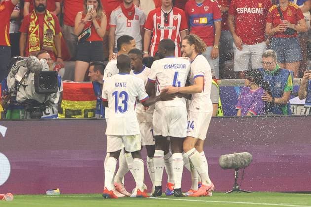 Randal Kolo Muani of France celebrates scoring the goal for their side with their teammates to make it 1-0 Spain v France, UEFA European Championship, EM, Europameisterschaft 2024, Semi Final, Football, Munich Football Arena, Munich, Germany - 09 Jul 2024 EDITORIAL USE ONLY No use with unauthorised audio, video, data, fixture lists, club league logos or live services. Online in-match use limited to 120 images, no video emulation. No use in betting, games or single club league player publications. Copyright: xKieranxMcManus Shutterstockx 14576874ai