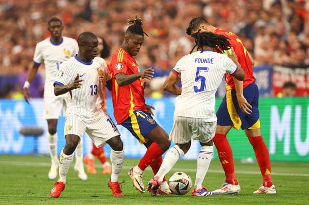 Nico Williams of Spain surrounded Spain v France, UEFA European Championship, EM, Europameisterschaft 2024, Semi Final, Football, Munich Football Arena, Munich, Germany - 09 Jul 2024 EDITORIAL USE ONLY No use with unauthorised audio, video, data, fixture lists, club league logos or live services. Online in-match use limited to 120 images, no video emulation. No use in betting, games or single club league player publications. Copyright: xKieranxMcManus Shutterstockx 14576874aq