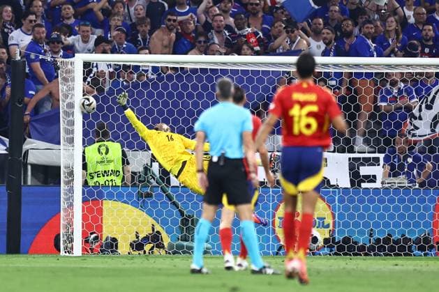 A shot from Lamine Yamal of Spain beats an outstretched Randal Kolo Muani of France to make it 1-1 Spain v France, UEFA European Championship, EM, Europameisterschaft 2024, Semi Final, Football, Munich Football Arena, Munich, Germany - 09 Jul 2024 EDITORIAL USE ONLY No use with unauthorised audio, video, data, fixture lists, club league logos or live services. Online in-match use limited to 120 images, no video emulation. No use in betting, games or single club league player publications. Copyright: xMichaelxZemanek Shutterstockx 14576887be