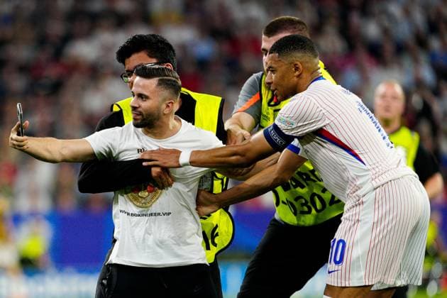 A pitch invader runs on the pitch for a selfie with Kylian Mbappà of France Spain v France, UEFA European Championship, EM, Europameisterschaft 2024, Semi Final, Football, Munich Football Arena, Munich, Germany - 09 Jul 2024 EDITORIAL USE ONLY No use with unauthorised audio, video, data, fixture lists, club league logos or live services. Online in-match use limited to 120 images, no video emulation. No use in betting, games or single club league player publications. Copyright: xDavexShopland Shutterstockx 14576888cr