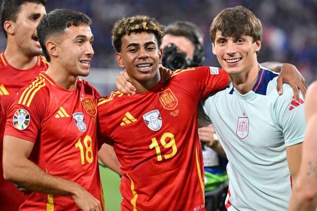 Picture shows joy of Spain after reaching the final, Martín Zubimendi 18, Spain left , Lamine Yamal 19, Spain center , 10 07 2024, Munich, Soccer, European Championship, Spain France, EVENT REGULATIONS PROHIBIT ANY USE OF PHOTOGRAPHS AS IMAGE SEQUENCES AND OR QUASI VIDEO xklx
