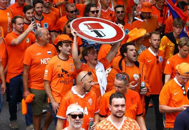 The Netherlands fan march from the city centre arrives near the stadium ahead of kick off Netherlands v England, UEFA European Championship, EM, Europameisterschaft 2024, Semi Final, Football, BVB Stadion, Dortmund, Germany, 10 Jul 2024 EDITORIAL USE ONLY No use with unauthorised audio, video, data, fixture lists, club league logos or live services. Online in-match use limited to 120 images, no video emulation. No use in betting, games or single club league player publications. Copyright: xKieranxMcManus Shutterstockx 14576895d
