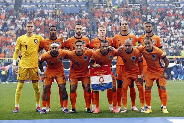 Dortmund - Back row (l-r) Holland goalkeeper Bart Verbruggen, Denzel Dumfries of Holland, Stefan De Vrij of Holland, Jerdy Schouten of Holland, Virgil van Dijk of Holland, Cody Gakpo of Holland. Front row (l-r) Memphis Depay of Holland, Tijjani Reijnders of Holland, Nathan Ake of Holland, Donyell Malen of Holland, Xavi Simons of Holland during the UEFA EURO, EM, Europameisterschaft,Fussball 2024 Semi-final match between the Netherlands and England at the BVB Stadium Dortmund on 10 July 2024 in Dortmund, Germany. ANP MAURICE VAN STEEN UEFA EURO 2024 2024 xVIxANPxSportx xxANPxIVx 503202605 originalFilename: 503202605.jpg