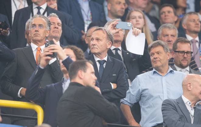 Football, men, season 2023 24, UEFA Euro EM 2024, semi-final in Dortmund, Netherlands England, Hans Joachim Watzke M , 1 DFB Vice President and President of the League Association , right Vice Chancellor Robert Habeck in the stands, 10 07 2024, Copyright: xSebastianxRäppold MatthiasxKochx