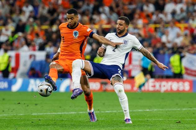 GER, Dortmund, Football, Netherlands vs England , semi-final, Westfalenstadion Dortmund, UEFA EURO 2024, v l Cody Gakpo NED, 11 , Kyle Walker England , duel, action, fight, fights for the ball, 10 07 2024, Copyright: HMBxMedia HeikoxBecker