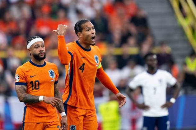 Virgil van Dijk Netherlands, 04 , Memphis Depay Netherlands, 10 gestures, GER, Netherlands NED vs England ENG , European Football Championship, UEFA EURO 2024, Semifinal, 10 07 2024 GER, Netherlands NED vs England ENG , European Football Championship, UEFA EURO 2024, Semifinal, 10 07 2024 Dortmund Copyright: xEibner-Pressefoto Memmlerx EP_MMR