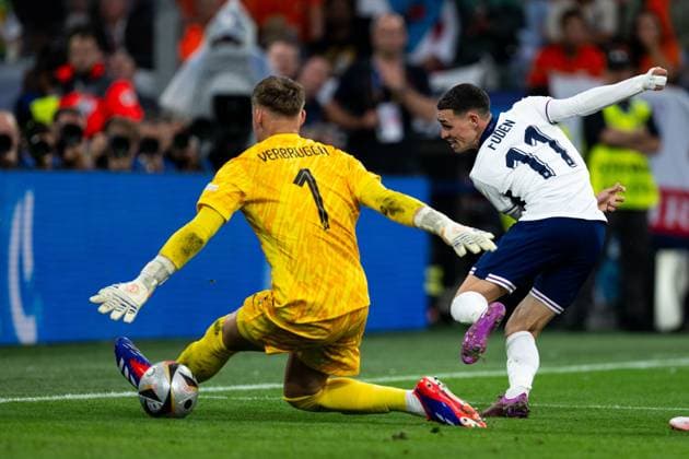 Philip Foden England, 11 misses the goal chance in a duel with Bart Verbruggen Netherlands, 01 , GER, Netherlands NED vs England ENG , European Football Championship, UEFA EURO 2024, Semifinal, 10 07 2024 GER, Netherlands NED vs England ENG , European Football Championship, UEFA EURO 2024, Semifinal, 10 07 2024 Dortmund Copyright: xEibner-Pressefoto Memmlerx EP_MMR