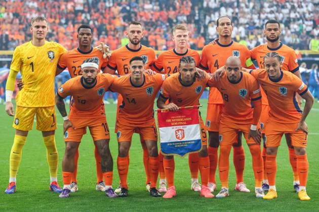 Euro 2024 Netherlands England on 10 07 2024 at BVB Stadion Dortmund in Dortmund Team photo Team photo of the Netherlands, Goalkeeper Goalkeeper Bart Verbruggen Netherlands, 1 , Denzel Dumfries Netherlands, 22 , Stefan de Vrij Netherlands, 6 , Jerdy Schouten Netherlands, 24 , Virgil van Dijk Netherlands, 4 , Memphis Depay Netherlands, 10 , Tijjani Reijnders Netherlands, 14 , Nathan Ake Netherlands, 5 , Donyell Malen Netherlands, 18 , Xavi Simons Netherlands, 7 MH