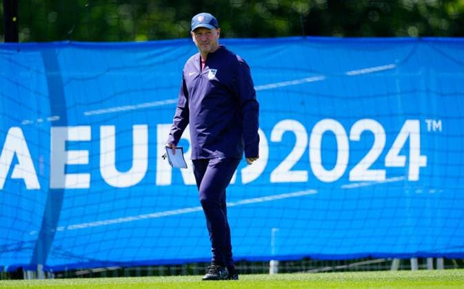 England assistant manager Steve Holland England Training, UEFA European Championship, EM, Europameisterschaft 2024, Final, Football, Spa & Golf Resort Weimarer Land, Blankenhain, Germany, 13 Jul 2024 EDITORIAL USE ONLY No use with unauthorised audio, video, data, fixture lists, club league logos or live services. Online in-match use limited to 120 images, no video emulation. No use in betting, games or single club league player publications. Copyright: xDavexShopland Shutterstockx 14583292n