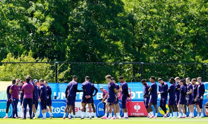 England manager Gareth Southgate speaks with the players during training England Training, UEFA European Championship, EM, Europameisterschaft 2024, Final, Football, Spa & Golf Resort Weimarer Land, Blankenhain, Germany, 13 Jul 2024 EDITORIAL USE ONLY No use with unauthorised audio, video, data, fixture lists, club league logos or live services. Online in-match use limited to 120 images, no video emulation. No use in betting, games or single club league player publications. Copyright: xDavexShopland Shutterstockx 14583292ay