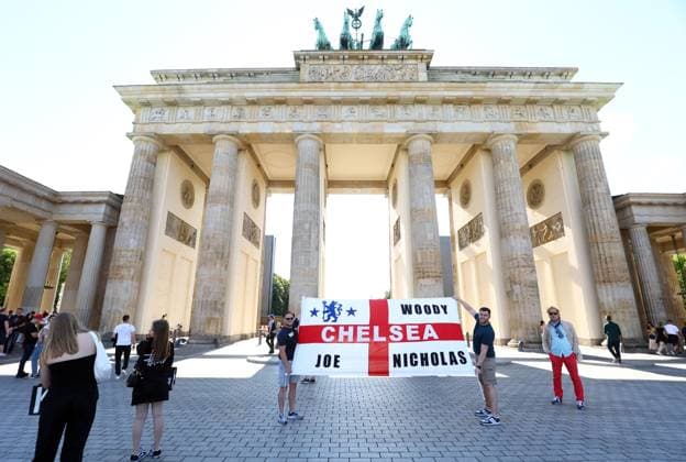 England fans at the Brandenburg Gate ahead of tomorrow s Euro 2024 final vs Spain Euro 2024 Final Previews, Spain v England, UEFA European Championship, EM, Europameisterschaft 2024, Final, Football, Berlin, Germany, 13 Jul 2024 EDITORIAL USE ONLY No use with unauthorised audio, video, data, fixture lists, club league logos or live services. Online in-match use limited to 120 images, no video emulation. No use in betting, games or single club league player publications. Copyright: xKieranxMcManus Shutterstockx 14584937k