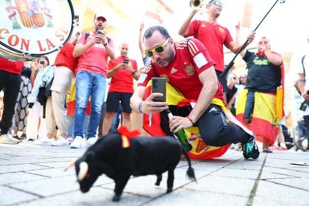 Fans of Spain seen with fighting bull at the Brandenburg Gate in Berlin ahead of the final match between Spain and England Euro 2024 Final Previews, Spain v England, UEFA European Championship, EM, Europameisterschaft 2024, Final, Football, Berlin, Germany, 13 Jul 2024 EDITORIAL USE ONLY No use with unauthorised audio, video, data, fixture lists, club league logos or live services. Online in-match use limited to 120 images, no video emulation. No use in betting, games or single club league player publications. Copyright: xMichaelxZemanek Shutterstockx 14584938h