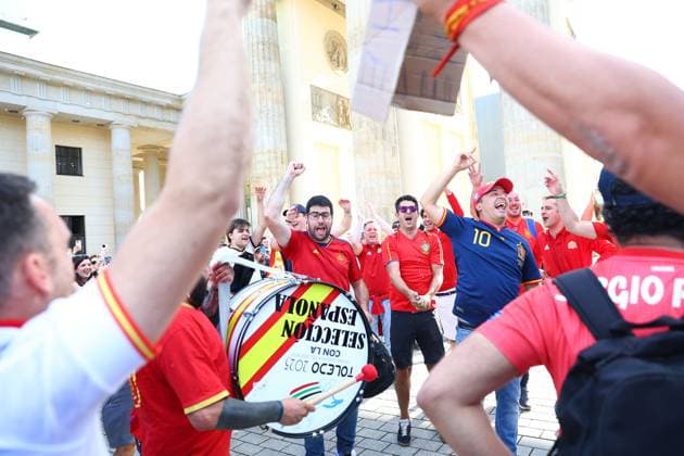 Fans of Spain seen having fun at the Brandenburg Gate in Berlin ahead of the final match between Spain and England Euro 2024 Final Previews, Spain v England, UEFA European Championship, EM, Europameisterschaft 2024, Final, Football, Berlin, Germany, 13 Jul 2024 EDITORIAL USE ONLY No use with unauthorised audio, video, data, fixture lists, club league logos or live services. Online in-match use limited to 120 images, no video emulation. No use in betting, games or single club league player publications. Copyright: xMichaelxZemanek Shutterstockx 14584938n