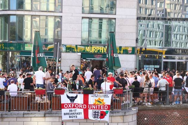 Fans of England seen at the Murphy s Irish Pub in Berlin Euro 2024 Final Previews, Spain v England, UEFA European Championship, EM, Europameisterschaft 2024, Final, Football, Berlin, Germany, 13 Jul 2024 EDITORIAL USE ONLY No use with unauthorised audio, video, data, fixture lists, club league logos or live services. Online in-match use limited to 120 images, no video emulation. No use in betting, games or single club league player publications. Copyright: xMichaelxZemanek Shutterstockx 14584938q