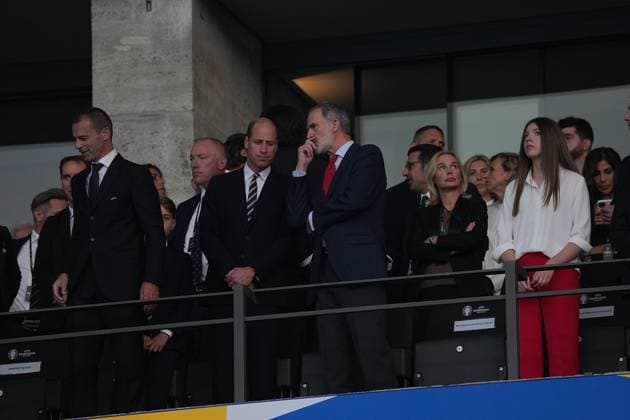 14 07 2024, Olympiastadion, Berlin, GER, EM UEFA 2024, Final, Spain vs England, in the picture HRH Prince William Arthur Philip Louis, Prince of Wales in conversation with, Felipe VI , King of Spain, son George l , daughter Sofia Defodi 506 20240714 hbr 3122 Defodi-506