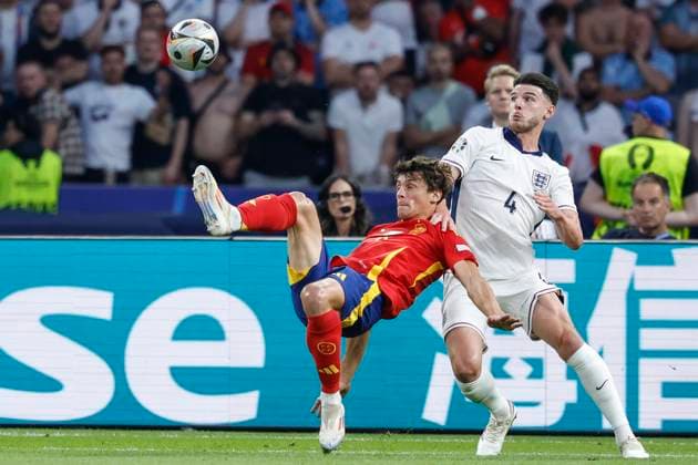 GER, Berlin, Football, Spain vs England, Final, Olympiastadion Berlin, UEFA EURO 2024, v l Martin Zubimendi Spain , Declan Rice England , duel, action, fight, fights for the ball, 14 07 2024, Copyright: HMBxMedia HeikoxBecker