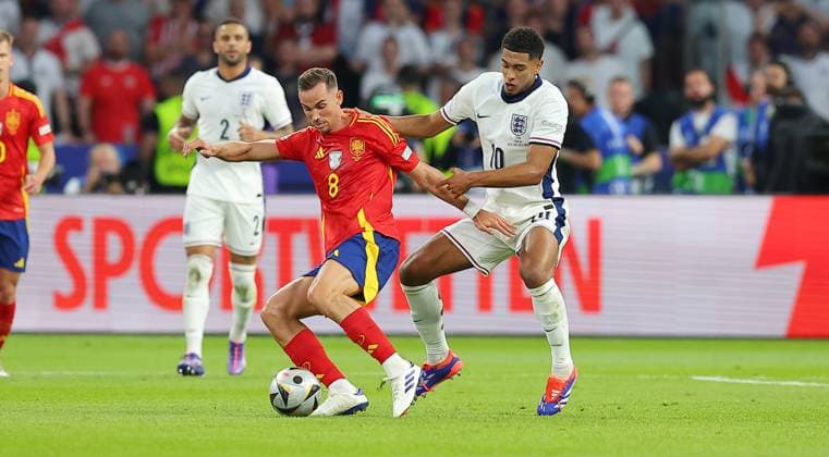 Spain England UEFA EURO 2024 Final Berlin, 14 07 2024, Olympiastadion, UEFA EURO 2024 Germany, Final, Spain ESP England ENG , In the picture from l Fabian Ruiz 8, ESP , Jude Bellingham 10, ENG ,