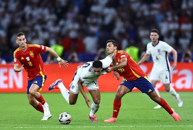 Rodri of Spain fouls Jude Bellingham of England as Fabian Ruiz looks on Spain v England, UEFA European Championship, EM, Europameisterschaft 2024, Final, Football, Olympiastadion, Berlin, Germany, 14 Jul 2024 EDITORIAL USE ONLY No use with unauthorised audio, video, data, fixture lists, club league logos or live services. Online in-match use limited to 120 images, no video emulation. No use in betting, games or single club league player publications. Copyright: xMichaelxZemanek Shutterstockx 14583343ca