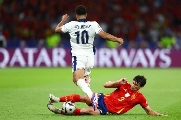 Jude Bellingham of England is tackled by Robin Le Normand of Spain Spain v England, UEFA European Championship, EM, Europameisterschaft 2024, Final, Football, Olympiastadion, Berlin, Germany, 14 Jul 2024 EDITORIAL USE ONLY No use with unauthorised audio, video, data, fixture lists, club league logos or live services. Online in-match use limited to 120 images, no video emulation. No use in betting, games or single club league player publications. Copyright: xKieranxMcManus Shutterstockx 14583341cd