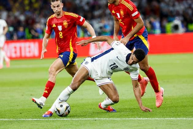 GER, Berlin, Football, Spain vs England, Final, Olympiastadion Berlin, UEFA EURO 2024, v l Jude Bellingham England , Fabian Ruiz Spain , Rodri Spain , duel, action, fight, fights for the ball, 14 07 2024, Copyright: HMBxMedia HeikoxBecker