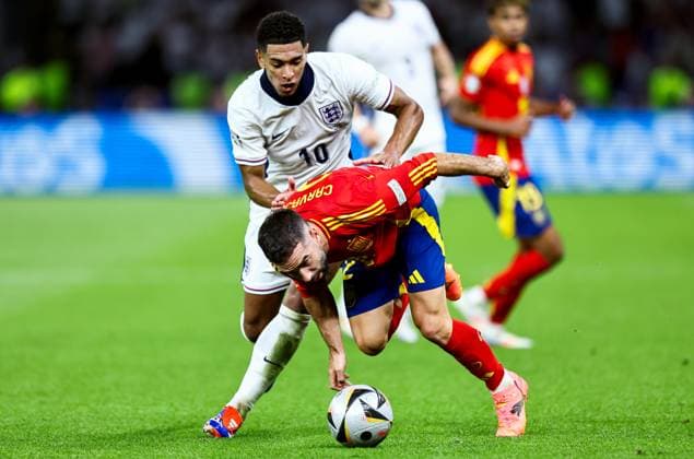 Jude Bellingham of England and Daniel Carvajal of Spain Spain v England, UEFA European Championship, EM, Europameisterschaft 2024, Final, Football, Olympiastadion, Berlin, Germany, 14 Jul 2024 EDITORIAL USE ONLY No use with unauthorised audio, video, data, fixture lists, club league logos or live services. Online in-match use limited to 120 images, no video emulation. No use in betting, games or single club league player publications. Copyright: xMichaelxZemanek Shutterstockx 14583343ci