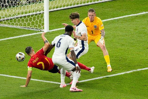 Ãlvaro Morata of Spain (L) battles with Marc Guà hi of England Spain v England, UEFA European Championship, EM, Europameisterschaft 2024, Final, Football, Olympiastadion, Berlin, Germany, 14 Jul 2024 EDITORIAL USE ONLY No use with unauthorised audio, video, data, fixture lists, club league logos or live services. Online in-match use limited to 120 images, no video emulation. No use in betting, games or single club league player publications. Copyright: xDavexShopland Shutterstockx 14583342cp