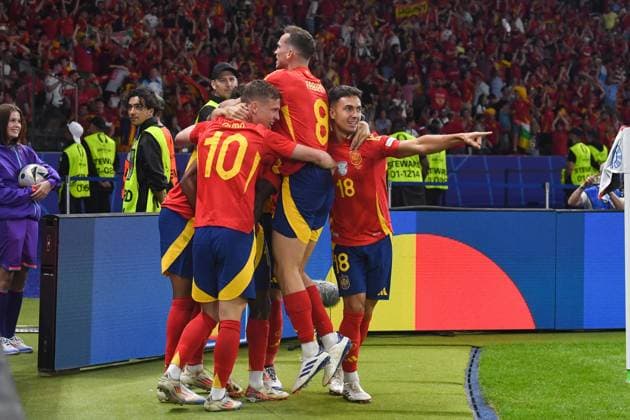 Football, men, season 2023 24, UEFA Euro EM 2024, final in Berlin, Spain England, f l Dani Olmo Spain , Lamine Yamal Spain , Nico Williams Spain , Fabian Ruiz Spain and Martin Zubimendi Spain celebrating after scoring the 1 0 goal , 14 07 2024, Copyright: xSebastianxRäppold MatthiasxKochx