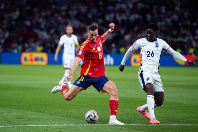 Fabian Ruiz Pena Spain, 08 in duel with Kobbie Mainoo England, 26 , GER, Spain ESP vs England ENG , European Football Championship, UEFA EURO 2024, Final, 14 07 2024 GER, Spain ESP vs England ENG , European Football Championship, UEFA EURO 2024, Final, 14 07 2024 Berlin Copyright: xEibner-Pressefoto Memmlerx EP_MMR