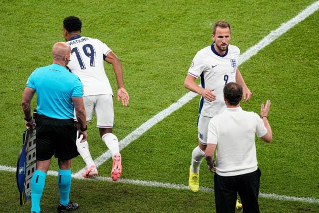 Harry Kane of England is replaced by Ollie Watkins of England Spain v England, UEFA European Championship, EM, Europameisterschaft 2024, Final, Football, Olympiastadion, Berlin, Germany, 14 Jul 2024 EDITORIAL USE ONLY No use with unauthorised audio, video, data, fixture lists, club league logos or live services. Online in-match use limited to 120 images, no video emulation. No use in betting, games or single club league player publications. Copyright: xDavexShopland Shutterstockx 14583342df
