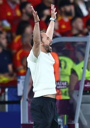 England manager Gareth Southgate celebrates Cole Palmer s goal 1-1 Spain v England, UEFA European Championship, EM, Europameisterschaft 2024, Final, Football, Olympiastadion, Berlin, Germany, 14 Jul 2024 EDITORIAL USE ONLY No use with unauthorised audio, video, data, fixture lists, club league logos or live services. Online in-match use limited to 120 images, no video emulation. No use in betting, games or single club league player publications. Copyright: xMichaelxZemanek Shutterstockx 14583343dv