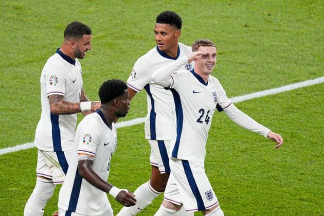 Sport Bilder des Tages Cole Palmer of England celebrates scoring the goal for their side with their teammates to make it 1-1 Spain v England, UEFA European Championship, EM, Europameisterschaft 2024, Final, Football, Olympiastadion, Berlin, Germany, 14 Jul 2024 EDITORIAL USE ONLY No use with unauthorised audio, video, data, fixture lists, club league logos or live services. Online in-match use limited to 120 images, no video emulation. No use in betting, games or single club league player publications. Copyright: xDavexShopland Shutterstockx 14583342do