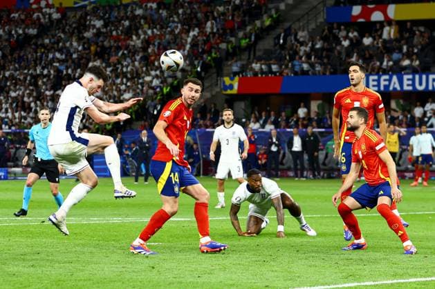 Declan Rice of England takes a header on goal Spain v England, UEFA European Championship, EM, Europameisterschaft 2024, Final, Football, Olympiastadion, Berlin, Germany, 14 Jul 2024 EDITORIAL USE ONLY No use with unauthorised audio, video, data, fixture lists, club league logos or live services. Online in-match use limited to 120 images, no video emulation. No use in betting, games or single club league player publications. Copyright: xKieranxMcManus Shutterstockx 14583341dl
