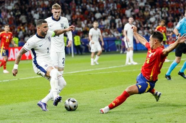 GER, Berlin, Football, Spain vs England, Final, Olympiastadion Berlin, UEFA EURO 2024, f l Kyle Walker England , Cole Palmer England , Martin Zubimendi Spain , duel, action, fight, fights for the ball, 14 07 2024, Copyright: HMBxMedia HeikoxBecker