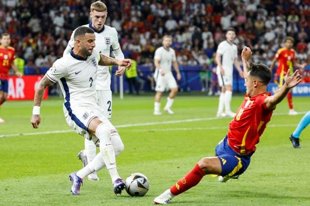 GER, Berlin, Football, Spain vs England, Final, Olympiastadion Berlin, UEFA EURO 2024, f l Kyle Walker England , Cole Palmer England , Martin Zubimendi Spain , duel, action, fight, fights for the ball, 14 07 2024, Copyright: HMBxMedia HeikoxBecker