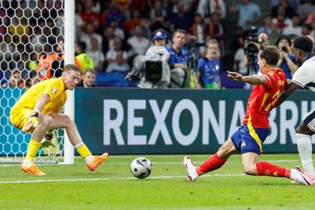 GER, Berlin, Football, Spain vs England, Final, Olympiastadion Berlin, UEFA EURO 2024, f l Jordan Pickford England , Mikel Oyarzabal Spain , Mikel Oyarzabal Spain scores the goal to make it 2 1, 14 07 2024, Copyright: HMBxMedia HeikoxBecker