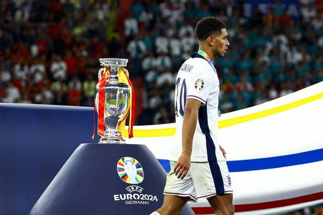 Jude Bellingham of England shows a look of dejection as they walk past the 2024 UEFA European Football Championship trophy Spain v England, UEFA European Championship, EM, Europameisterschaft 2024, Final, Football, Olympiastadion, Berlin, Germany, 14 Jul 2024 EDITORIAL USE ONLY No use with unauthorised audio, video, data, fixture lists, club league logos or live services. Online in-match use limited to 120 images, no video emulation. No use in betting, games or single club league player publications. Copyright: xKieranxMcManus Shutterstockx 14583341et