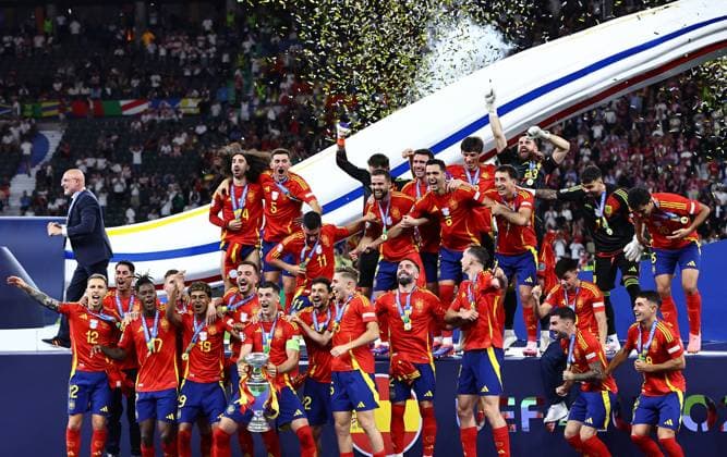 Ãlvaro Morata of Spain lifts the 2024 UEFA European Football Championship trophy as the team celebrates Spain v England, UEFA European Championship, EM, Europameisterschaft 2024, Final, Football, Olympiastadion, Berlin, Germany, 14 Jul 2024 EDITORIAL USE ONLY No use with unauthorised audio, video, data, fixture lists, club league logos or live services. Online in-match use limited to 120 images, no video emulation. No use in betting, games or single club league player publications. Copyright: xMichaelxZemanek Shutterstockx 14583343fa