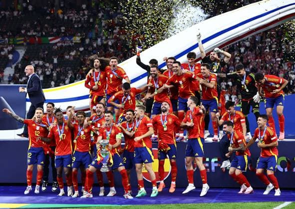 Ãlvaro Morata of Spain lifts the 2024 UEFA European Football Championship trophy as the team celebrates Spain v England, UEFA European Championship, EM, Europameisterschaft 2024, Final, Football, Olympiastadion, Berlin, Germany, 14 Jul 2024 EDITORIAL USE ONLY No use with unauthorised audio, video, data, fixture lists, club league logos or live services. Online in-match use limited to 120 images, no video emulation. No use in betting, games or single club league player publications. Copyright: xMichaelxZemanek Shutterstockx 14583343fb