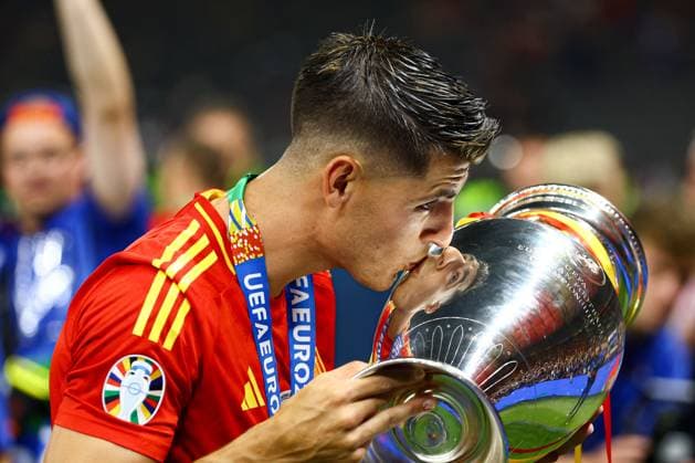 Sport Bilder des Tages Ãlvaro Morata of Spain kisses the 2024 UEFA European Football Championship trophy Spain v England, UEFA European Championship, EM, Europameisterschaft 2024, Final, Football, Olympiastadion, Berlin, Germany, 14 Jul 2024 EDITORIAL USE ONLY No use with unauthorised audio, video, data, fixture lists, club league logos or live services. Online in-match use limited to 120 images, no video emulation. No use in betting, games or single club league player publications. Copyright: xKieranxMcManus Shutterstockx 14583341ff