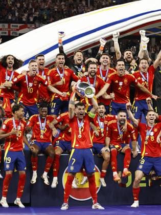 BERLIN - (l-r) Spain goalkeeper David Raya, Dani Carvajal of Spain, Robin Le Normand of Spain, Nacho of Spain, Daniel Vivian of Spain, Mikel Merino of Spain, Alvaro Morata of Spain, Fabian Ruiz of Spain, Joselu of Spain, Dani Olmo of Spain, Ferran Torres of Spain. Alejandro Grimaldo of Spain, Spain goalkeeper Alejandro Remiro, Aymeric Laporte of Spain, Alex Baena of Spain, Rodri of Spain, Nico Williams of Spain, Martin Zubimendi of Spain, Lamine Yamal of Spain, Pedri of Spain, Mikel Oyarzabal of Spain, Jesus Navas of Spain, Spain goalkeeper Unai Simon, Marc Cucurella of Spain, Fermin Lopez of Spain, Ayoze Perez of Spain with the Henri Delaunay trophy, coupe Henri Delaunay during the UEFA EURO, EM, Europameisterschaft,Fussball 2024 Final match between Spain and England at the Olympiastadion on July 14, 2024 in Berlin, Germany. ANP Hollandse Hoogte MAURICE VAN STEEN UEFA EURO 2024 FINAL 2024 xVIxANPxSportx xVanxSteenxFotografiexIVx 503488276 originalFilename: 503488276.jpg