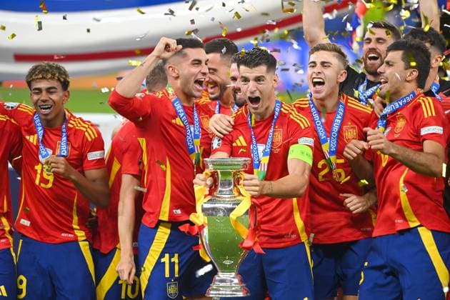 Team photo,Team,Team,Team photo from left Yamal LAMINE ESP , Ferran TORRES ESP , Alvaro MORATA ESP with trophy,Cup,Trophaee, Fermin LOPEZ ESP ,RODRI ESP , cheering,joy,enthusiasm, award ceremony, FINAL Spain ESP England ENG 2 1 on 14 07 2024, Olympiastadion Berlin Football UEFA EURO 2024 GERMANY from 14 06 2024 14 07 2024