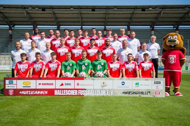Halle, Germany 15 July 2024 Regionalliga Nordost Team photo 2024 2025 Hallescher FC In the picture back row from left Marvin Awuah Halle ,Robert Berger Halle ,Luka Vujanic Halle ,Max Kulke Halle ,Niklas Landgraf Halle ,Soeren Acker Halle ,Robin Friedrich Halle 3 Row from bottom left Toni Lindenhahn Halle ,Sports Director Daniel Meyer Halle ,Jan Löhmannsröben Loehmannsroeben Halle ,Jordi Wegmann Halle ,Paul Hamalla Halle ,Niklas Kastenhofer Halle ,Physiotherapist Denis Hasenbek Halle ,Physiotherapist Walter Moissejenko Halle ,Technical Assistant Sandra Schultze Halle 2nd row from bottom left Coaches Benedikt Seipel Halle ,Coaches Andre Heinault Halle ,Coach Mark Zimmermann Halle ,Kilian Zaruba Halle ,Anthony Roczen Halle ,Burim Halili Halle ,Cyrill Akono Halle ,Goalkeeping Coach Norman Becker Halle Athletic Trainer John Brandes Halle Bottom row from left Joscha Wosz Halle ,Lucas Halangk Halle ,Elias Lorenz Halle ,Goalkeeper Luca Bendel Halle Goalkeeper Sven Müller Mueller Halle ,Elias Lorenz Halle ,Goalkeeper Keno Miguel Meyer Halle ,Marius Hauptmann Halle ,Berk Inaler Halle ,Pierre Weber Halle Leuna Chemie Stadion Sachsen Anhalt Copyright: xFotostandx xBallaschx