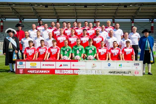 Halle, Germany 15 July 2024 Regionalliga Nordost Team photo 2024 2025 Hallescher FC In the picture back row from left Marvin Awuah Halle ,Robert Berger Halle ,Luka Vujanic Halle ,Max Kulke Halle ,Niklas Landgraf Halle ,Soeren Acker Halle ,Robin Friedrich Halle 3 Row from bottom left Toni Lindenhahn Halle ,Sports Director Daniel Meyer Halle ,Jan Löhmannsröben Loehmannsroeben Halle ,Jordi Wegmann Halle ,Paul Hamalla Halle ,Niklas Kastenhofer Halle ,Physiotherapist Denis Hasenbek Halle ,Physiotherapist Walter Moissejenko Halle ,Technical Assistant Sandra Schultze Halle 2nd row from bottom left Coaches Benedikt Seipel Halle ,Coaches Andre Heinault Halle ,Coach Mark Zimmermann Halle ,Kilian Zaruba Halle ,Anthony Roczen Halle ,Burim Halili Halle ,Cyrill Akono Halle ,Goalkeeping Coach Norman Becker Halle Athletic Trainer John Brandes Halle Bottom row from left Joscha Wosz Halle ,Lucas Halangk Halle ,Elias Lorenz Halle ,Goalkeeper Luca Bendel Halle Goalkeeper Sven Müller Mueller Halle ,Elias Lorenz Halle ,Goalkeeper Keno Miguel Meyer Halle ,Marius Hauptmann Halle ,Berk Inaler Halle ,Pierre Weber Halle Leuna Chemie Stadion Sachsen Anhalt Copyright: xFotostandx xBallaschx