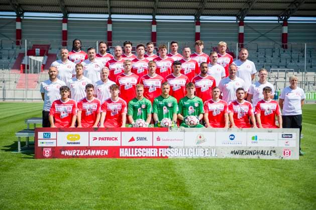 Halle, Germany 15 July 2024 Regionalliga Nordost Team photo 2024 2025 Hallescher FC In the picture back row from left Marvin Awuah Halle ,Robert Berger Halle ,Luka Vujanic Halle ,Max Kulke Halle ,Niklas Landgraf Halle ,Soeren Acker Halle ,Robin Friedrich Halle 3 Row from bottom left Toni Lindenhahn Halle ,Sports Director Daniel Meyer Halle ,Jan Löhmannsröben Loehmannsroeben Halle ,Jordi Wegmann Halle ,Paul Hamalla Halle ,Niklas Kastenhofer Halle ,Physiotherapist Denis Hasenbek Halle ,Physiotherapist Walter Moissejenko Halle ,Technical Assistant Sandra Schultze Halle 2nd row from bottom left Coaches Benedikt Seipel Halle ,Coaches Andre Heinault Halle ,Coach Mark Zimmermann Halle ,Kilian Zaruba Halle ,Anthony Roczen Halle ,Burim Halili Halle ,Cyrill Akono Halle ,Goalkeeping Coach Norman Becker Halle Athletic Trainer John Brandes Halle Bottom row from left Joscha Wosz Halle ,Lucas Halangk Halle ,Elias Lorenz Halle ,Goalkeeper Luca Bendel Halle Goalkeeper Sven Müller Mueller Halle ,Elias Lorenz Halle ,Goalkeeper Keno Miguel Meyer Halle ,Marius Hauptmann Halle ,Berk Inaler Halle ,Pierre Weber Halle Leuna Chemie Stadion Sachsen Anhalt Copyright: xFotostandx xBallaschx