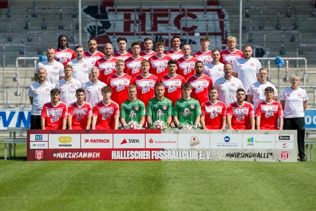 Halle, Germany 15 July 2024 Regionalliga Nordost Team photo 2024 2025 Hallescher FC In the picture back row from left Marvin Awuah Halle ,Robert Berger Halle ,Luka Vujanic Halle ,Max Kulke Halle ,Niklas Landgraf Halle ,Soeren Acker Halle ,Robin Friedrich Halle 3 Row from bottom left Toni Lindenhahn Halle ,Sports Director Daniel Meyer Halle ,Jan Löhmannsröben Loehmannsroeben Halle ,Jordi Wegmann Halle ,Paul Hamalla Halle ,Niklas Kastenhofer Halle ,Physiotherapist Denis Hasenbek Halle ,Physiotherapist Walter Moissejenko Halle ,Technical Assistant Sandra Schultze Halle 2nd row from bottom left Coaches Benedikt Seipel Halle ,Coaches Andre Heinault Halle ,Coach Mark Zimmermann Halle ,Kilian Zaruba Halle ,Anthony Roczen Halle ,Burim Halili Halle ,Cyrill Akono Halle ,Goalkeeping Coach Norman Becker Halle Athletic Trainer John Brandes Halle Bottom row from left Joscha Wosz Halle ,Lucas Halangk Halle ,Elias Lorenz Halle ,Goalkeeper Luca Bendel Halle Goalkeeper Sven Müller Mueller Halle ,Elias Lorenz Halle ,Goalkeeper Keno Miguel Meyer Halle ,Marius Hauptmann Halle ,Berk Inaler Halle ,Pierre Weber Halle Leuna Chemie Stadion Sachsen Anhalt Copyright: xFotostandx xBallaschx