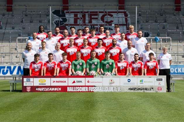 Halle, Germany 15 July 2024 Regionalliga Nordost Team photo 2024 2025 Hallescher FC In the picture back row from left Marvin Awuah Halle ,Robert Berger Halle ,Luka Vujanic Halle ,Max Kulke Halle ,Niklas Landgraf Halle ,Soeren Acker Halle ,Robin Friedrich Halle 3 Row from bottom left Toni Lindenhahn Halle ,Sports Director Daniel Meyer Halle ,Jan Löhmannsröben Loehmannsroeben Halle ,Jordi Wegmann Halle ,Paul Hamalla Halle ,Niklas Kastenhofer Halle ,Physiotherapist Denis Hasenbek Halle ,Physiotherapist Walter Moissejenko Halle ,Technical Assistant Sandra Schultze Halle 2nd row from bottom left Coaches Benedikt Seipel Halle ,Coaches Andre Heinault Halle ,Coach Mark Zimmermann Halle ,Kilian Zaruba Halle ,Anthony Roczen Halle ,Burim Halili Halle ,Cyrill Akono Halle ,Goalkeeping Coach Norman Becker Halle Athletic Trainer John Brandes Halle Bottom row from left Joscha Wosz Halle ,Lucas Halangk Halle ,Elias Lorenz Halle ,Goalkeeper Luca Bendel Halle Goalkeeper Sven Müller Mueller Halle ,Elias Lorenz Halle ,Goalkeeper Keno Miguel Meyer Halle ,Marius Hauptmann Halle ,Berk Inaler Halle ,Pierre Weber Halle Leuna Chemie Stadion Sachsen Anhalt Copyright: xFotostandx xBallaschx