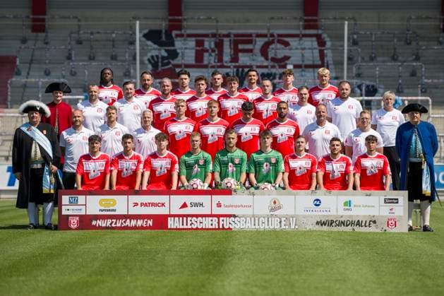 Halle, Germany 15 July 2024 Regionalliga Nordost Team photo 2024 2025 Hallescher FC In the picture back row from left Marvin Awuah Halle ,Robert Berger Halle ,Luka Vujanic Halle ,Max Kulke Halle ,Niklas Landgraf Halle ,Soeren Acker Halle ,Robin Friedrich Halle 3 Row from bottom left Toni Lindenhahn Halle ,Sports Director Daniel Meyer Halle ,Jan Löhmannsröben Loehmannsroeben Halle ,Jordi Wegmann Halle ,Paul Hamalla Halle ,Niklas Kastenhofer Halle ,Physiotherapist Denis Hasenbek Halle ,Physiotherapist Walter Moissejenko Halle ,Technical Assistant Sandra Schultze Halle 2nd row from bottom left Coaches Benedikt Seipel Halle ,Coaches Andre Heinault Halle ,Coach Mark Zimmermann Halle ,Kilian Zaruba Halle ,Anthony Roczen Halle ,Burim Halili Halle ,Cyrill Akono Halle ,Goalkeeping Coach Norman Becker Halle Athletic Trainer John Brandes Halle Bottom row from left Joscha Wosz Halle ,Lucas Halangk Halle ,Elias Lorenz Halle ,Goalkeeper Luca Bendel Halle Goalkeeper Sven Müller Mueller Halle ,Elias Lorenz Halle ,Goalkeeper Keno Miguel Meyer Halle ,Marius Hauptmann Halle ,Berk Inaler Halle ,Pierre Weber Halle Leuna Chemie Stadion Sachsen Anhalt Copyright: xFotostandx xBallaschx