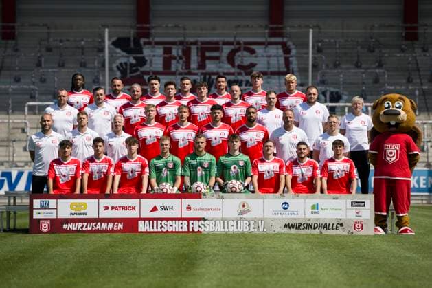 Halle, Germany 15 July 2024 Regionalliga Nordost Team photo 2024 2025 Hallescher FC In the picture back row from left Marvin Awuah Halle ,Robert Berger Halle ,Luka Vujanic Halle ,Max Kulke Halle ,Niklas Landgraf Halle ,Soeren Acker Halle ,Robin Friedrich Halle 3 Row from bottom left Toni Lindenhahn Halle ,Sports Director Daniel Meyer Halle ,Jan Löhmannsröben Loehmannsroeben Halle ,Jordi Wegmann Halle ,Paul Hamalla Halle ,Niklas Kastenhofer Halle ,Physiotherapist Denis Hasenbek Halle ,Physiotherapist Walter Moissejenko Halle ,Technical Assistant Sandra Schultze Halle 2nd row from bottom left Coaches Benedikt Seipel Halle ,Coaches Andre Heinault Halle ,Coach Mark Zimmermann Halle ,Kilian Zaruba Halle ,Anthony Roczen Halle ,Burim Halili Halle ,Cyrill Akono Halle ,Goalkeeping Coach Norman Becker Halle Athletic Trainer John Brandes Halle Bottom row from left Joscha Wosz Halle ,Lucas Halangk Halle ,Elias Lorenz Halle ,Goalkeeper Luca Bendel Halle Goalkeeper Sven Müller Mueller Halle ,Elias Lorenz Halle ,Goalkeeper Keno Miguel Meyer Halle ,Marius Hauptmann Halle ,Berk Inaler Halle ,Pierre Weber Halle Leuna Chemie Stadion Sachsen Anhalt Copyright: xFotostandx xBallaschx