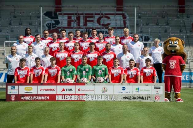 Halle, Germany 15 July 2024 Regionalliga Nordost Team photo 2024 2025 Hallescher FC In the picture back row from left Marvin Awuah Halle ,Robert Berger Halle ,Luka Vujanic Halle ,Max Kulke Halle ,Niklas Landgraf Halle ,Soeren Acker Halle ,Robin Friedrich Halle 3 Row from bottom left Toni Lindenhahn Halle ,Sports Director Daniel Meyer Halle ,Jan Löhmannsröben Loehmannsroeben Halle ,Jordi Wegmann Halle ,Paul Hamalla Halle ,Niklas Kastenhofer Halle ,Physiotherapist Denis Hasenbek Halle ,Physiotherapist Walter Moissejenko Halle ,Technical Assistant Sandra Schultze Halle 2nd row from bottom left Coaches Benedikt Seipel Halle ,Coaches Andre Heinault Halle ,Coach Mark Zimmermann Halle ,Kilian Zaruba Halle ,Anthony Roczen Halle ,Burim Halili Halle ,Cyrill Akono Halle ,Goalkeeping Coach Norman Becker Halle Athletic Trainer John Brandes Halle Bottom row from left Joscha Wosz Halle ,Lucas Halangk Halle ,Elias Lorenz Halle ,Goalkeeper Luca Bendel Halle Goalkeeper Sven Müller Mueller Halle ,Elias Lorenz Halle ,Goalkeeper Keno Miguel Meyer Halle ,Marius Hauptmann Halle ,Berk Inaler Halle ,Pierre Weber Halle Leuna Chemie Stadion Sachsen Anhalt Copyright: xFotostandx xBallaschx