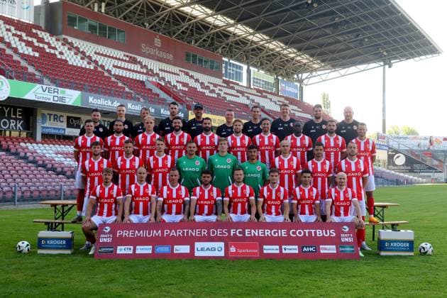 FC Energie Cottbus 3 Liga, Porträttermin 2024 2025, Team photo hi row from left Bastian Rost Physiotherapist , Bruno Martin Physiotherapist , Dr Hartmut Thamke Team Doctor , Jonas Hildebrandt Co Coach , Claus Dieter Wollitz Head Coach , Tobias Röder Co Coach , Gian Luca Fraternali Fitness Coach , Anton Wittmann Goalkeeper Coach , Marvin Gordon Jahm Goalkeeper Coach , Andre Günther Team Manager 3 row from left Axel Borgmann, Romarjo Hajrulla, Timo Bornemann, Dominik Pelivan, Joshua Putze, Niko Bretschneider, Maximilian Pronichev, Rudolf Ndualu, Tolcay Cigerci, Maximilian Oesterhelweg 2nd row from left Tim Campulka, Timmy Thiele, Edgar Kaizer, Alexander Sebald, Elias Bethke, Karl Pischon, Phil Halbauer, Filip Kusic, Dennis Slamar 1 row from left Jonas Hofmann, Tobias Hasse, Paul Milde, Yannik Möker, Henry Rorig, Janis Juckel, Jan Shcherbakovski, Maximilian Krauß FC Energie Cottbus 3 Liga, portrait date 2024 2025, team photo